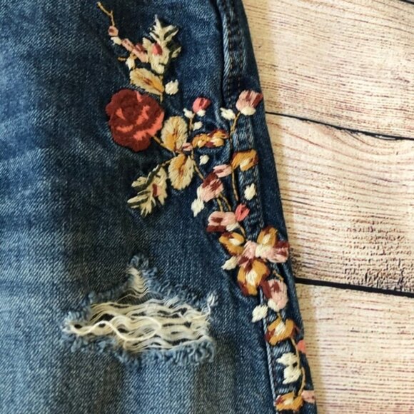 Abercrombie & Fitch Embroided Denim Skirt Size 24 - Picture 4 of 7